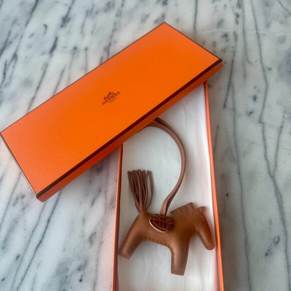 🇫🇷 - Hermes: Monochromatic Brown Rodeo Horse Bag Charm with Crocodile Skin - Picture 2 of 3